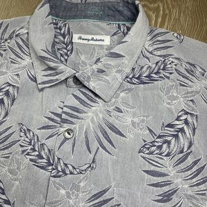 Tommy Bahama Men’s XXL Gray Floral Short Sleeve Hawaiian Button Front Shirt
